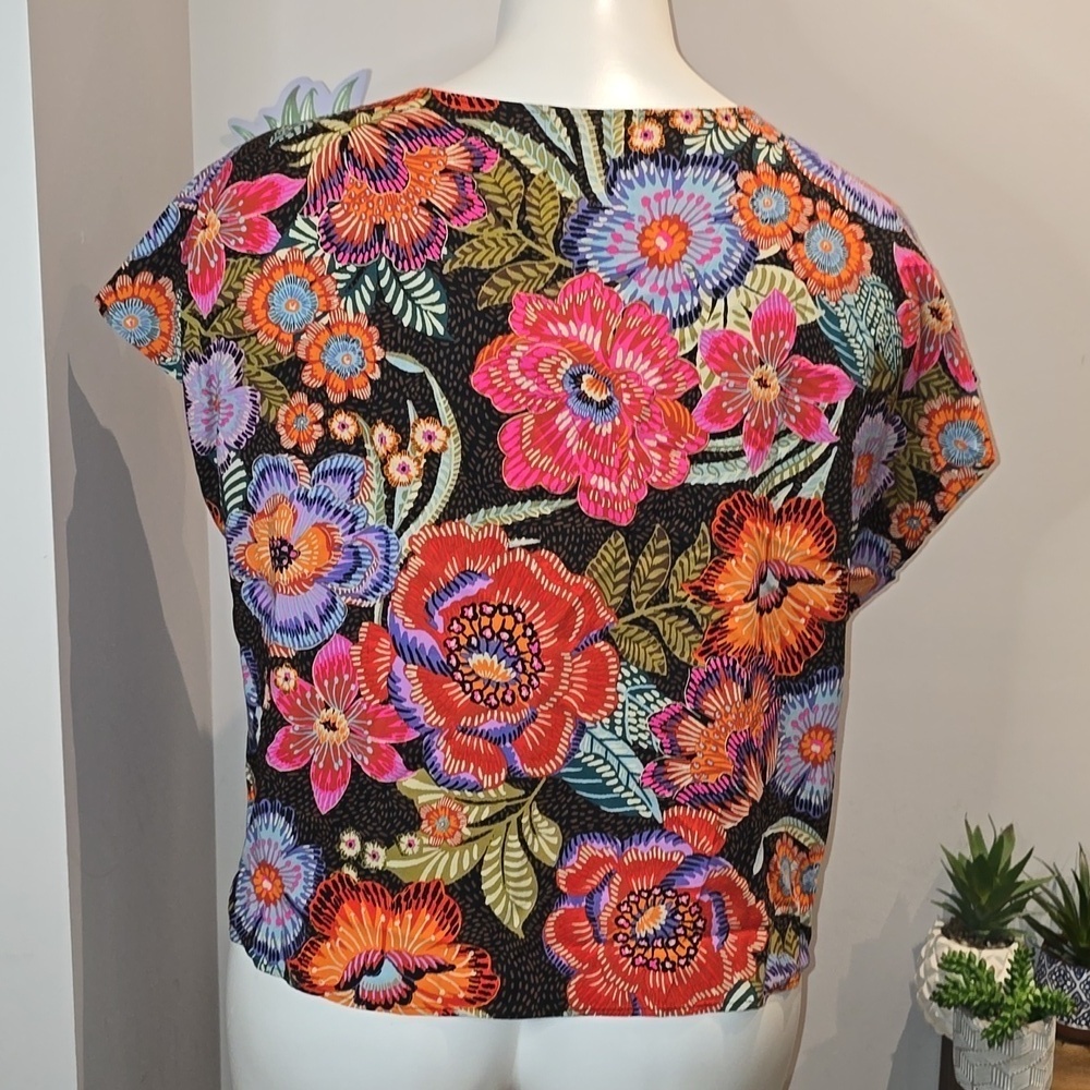 Torrid - Challis Dolman Tie Front Crop Top in Decorative Floral & Deep Black‌ - Picture 6 of 14